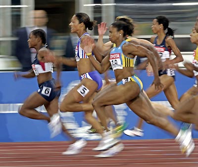 Lauryn Williams of the U.S. (L) leads the race during the women's 100 metres final at the world athletics championships in Helsinki August 8, 2005. Williams won the women's 100 metres gold medal in 10.93 seconds. [Reuters]