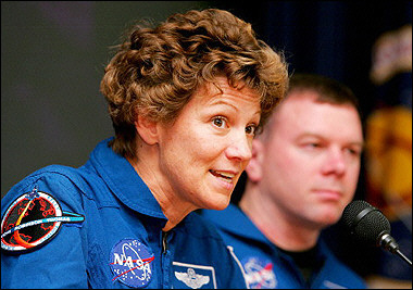 US space shuttle Discovery Commander Eileen Collins (L) and pilot James Kelly answer questions at a press conference at NASA's Dryden Flight Research Center on Edwards Air Force Base, California(AFP