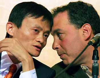 Alibaba.com chairman and CEO Jack Ma chats with Yahoo Inc. COO Daniel Rosensweig (R) during a joint news conference in Beijing August 11, 2005. Yahoo Inc. said on Thursday it will pay $1 billion in cash and swap its China operations for a 40 percent interest in China's second-largest Internet auctioneer, Alibaba.com. [Reuters]