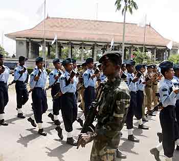 A Sri Lankan soldier stands guard as his colleagues attend a rehearsal ahead of a state funeral for slain Foreign Minister Lakshman Kadirgamar, in Colombo, Sri Lanka, August 15, 2005. [Reuters]