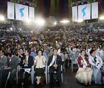 The North Korean delegation attends the opening ceremony to mark the 60th anniversary of the peninsula's liberation from Japanese colonial rule in Seoul August 15, 2005. [Reuters]