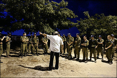 An angry Israeli settler speaks his mind to Israeli troops after they march up his street and stopped in front of his home in the southern Gaza Strip settlement of Neve Dekalim during the first stages of Israel's forcible eviction of all remaining Jewish settlers from the Gaza Strip.(AFP