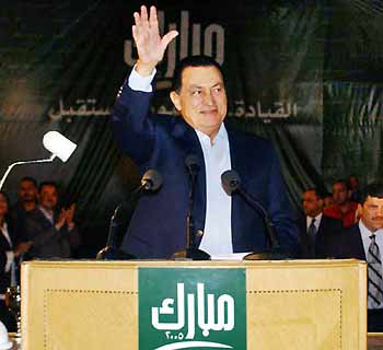 Egyptian President Hosni Mubarak waves to the crowd as he delivers a speech in Cairo August 17, 2005. Mubarak launched his campaign for a fifth six-year term on Wednesday with promises of higher salaries, more jobs for the young, universal health care and an end to 24 years of emergency law. [Reuters]