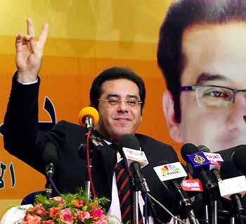 Egyptian opposition leader and presidential candidate Ayman Nour gestures during a rally in Cairo August 17, 2005. [Reuters]