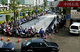 Drivers queue at petrol pumps on Wednesday in Dongguan in South China�s Guangdong Province. The fuel shortage affecting Guangdong is dragging on. Feng Zhoufeng