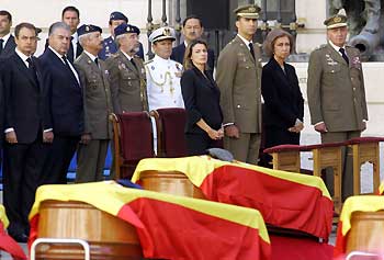 Spain's Prime Minister Jose Luis Rodriguez Zapatero (L), Princess Letizia (C), Crown Prince Felipe (3rd R), Spain's Queen Sofia (2nd R) and Spain's King Juan Carlos (R) pay their last respects during a state funeral for peacekeepers at Madrid's army headquarters August 20, 2005. Spain's royal family and Prime Minister joined the relatives of 17 Spanish peacekeepers who were killed in a helicopter crash in Afghanistan on Tuesday at the state funeral. The helicopter crashed during an exercise near Herat city in the west of the country. [Reuters]