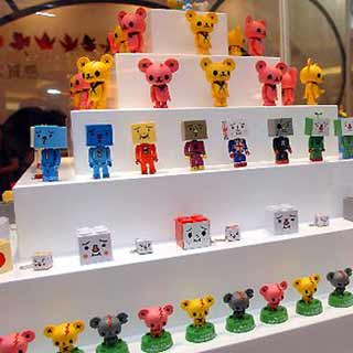 Various "Bean Curd Men" made of bean curd were displayed in an exhibition held in Hong Kong's APM shopping mall recently.The lovely "Bean Curd Men" were designed by Japan's international design company Devilrobots.