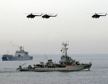 Amphibious tanks taking part in the Sino-Russia joint military exercise are seen in waters near East China's Shandong peninsula August 20, 2005. Some 10,000 Chinese and Russian troops launched the second stage of their countries' first-ever military exercises on Saturday in a demonstration of the strengthening ties between the two giant neighbours. [newsphoto]