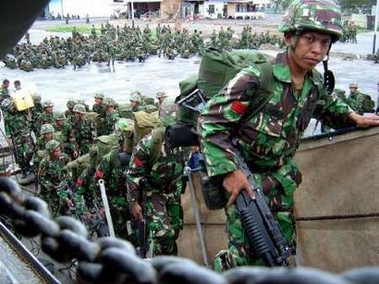Indonesian soldiers board a navy ship as they prepare to pull out of Aceh province, at Krueng Geukuh harbour, August 22, 2005.