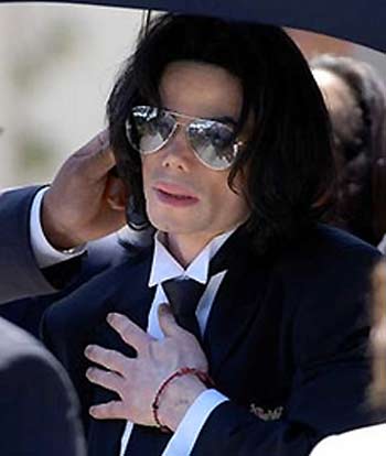 Pop star Michael Jackson leaves the Santa Barbara County Courthouse after being found not guilty on all ten counts of child molestation in Santa Maria, California, June 13, 2005. [Reuters]