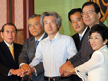 Leaders of Japan's six parties hold hands at the start of a televised election debate at Japan National Press Club in Tokyo August 29, 2005. Japanese six party leaders squared off in the debate on Monday, one day before the official start of a dramatic campaign for a general election that Prime Minister Junichiro Koizumi says is a referendum on reform. The leaders are: (L-R) People's New Party's Tamisuke Watanuki, New Komeito Party's Takenori Kanzaki, Prime Minister and the ruling Liberal Democratic Party's Junichiro Koizumi, main opposition Democratic Party of Japan's Katsuya Okada, Communist Party of Japan's Kazuo Shii and Social Democratic Party's Mizuho Fukushima. [Reuters]