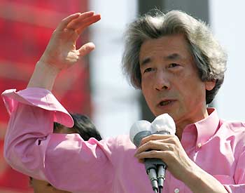 Japanese Prime Minister Junichiro Koizumi speaks to voters at Kichijoji railway station in Tokyo to officially launch a dramatic campaign for a general election August 30, 2005.