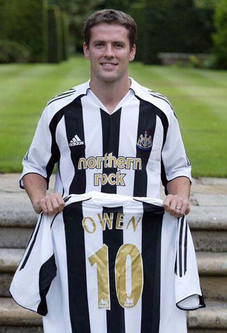 England striker Michael Owen displays his jersey of New Castle.