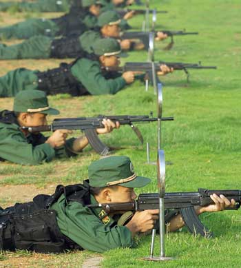 Chinese armed police officers take part in a training session in Wuhan, Central China's Hubei Province August 30, 2005. [newsphoto]