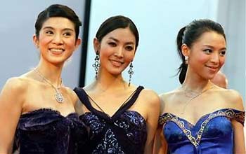 Chinese actress Charlie Yeung (L), Kim So Yeun (C) and Zhang Jingchu arrive at the Cinema Palace in Venice August 31, 2005. The actresses are starring in Chinese director Tsui Hark's movie 'Seven swords' being shown at the Venice film festival. [Reuters] 