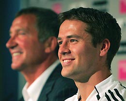 England's Michael Owen (R) speaks to the media, as club manager Graeme Souness watches, after signing for Newcastle United at St James' Park in Newcastle, August 31, 2005. Owen has signed to Newcastle United from Real Madrid in a four-year deal worth 15 million pound ($26.77 million). 