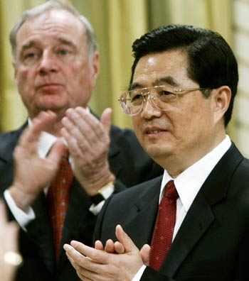 China's President Hu Jintao (R) and Canada's Prime Minister Paul Martin applaud a toast during a state dinner at Rideau Hall in Ottawa September 8, 2005. [Reuters]