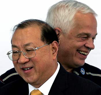 China's Finance Minister Jin Renqing (L) and Canada's Minister of State for National Revenue John McCallum leave after a news conference at a venue for the 12th APEC Finance Ministers Meeting in Sogwipo on Cheju island, south of Seoul, September 9, 2005. The APEC finance ministers or their deputies gathered in the southern island of South Korea for the meeting held on September 8-9. [Reuters]