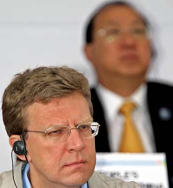 Russia's Finance Minister Alexei Kudrin (L) and China's Finance Minister Jin Renqing participate in a news conference at a venue for the 12th APEC Finance Ministers Meeting in Sogwipo on Cheju island, south of Seoul, September 9, 2005. [Reuters]