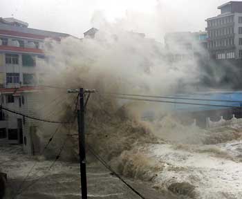 Huge waves are seen in a town port in Taizhou, East China's Zhejiang Province, Sunday, September 11, 2005. [Xinhua]