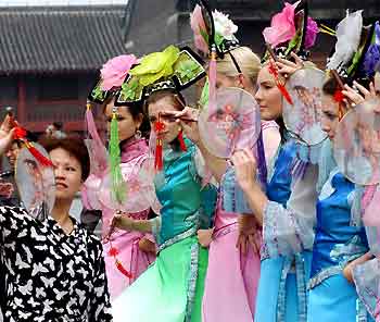 Models from various countries dressed in Qing Dynasty period costumes learn about royal etiquette at an imperial palace in Shenyang, Northeast China's Liaoning province, September 10, 2005. Some 60 models from about 40 countries or regions arrived in Shenyang on Thursday to compete at the 2005 World Model Contest, local media reported. [newsphoto]