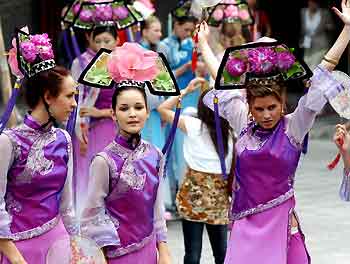 Models from various countries dressed in Qing Dynasty period costumes learn about royal etiquette at an imperial palace in Shenyang, Northeast China's Liaoning province, September 10, 2005. Some 60 models from about 40 countries or regions arrived in Shenyang on Thursday to compete at the 2005 World Model Contest, local media reported. [newsphoto]