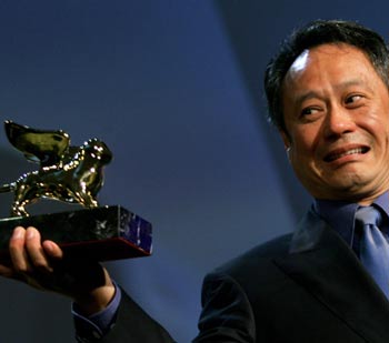 Ang Lee holds the Golden Lion at the Cinema Palace in Venice September 10, 2005. Ang Lee's "Brokeback Mountain", a tale of homosexual love in the wilds of Wyoming, won Venice's Golden Lion on Saturday, beating film festival favourite George Clooney in the race to take the top prize. [Reuters]