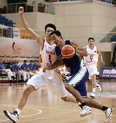 China's San Yue (L) fights for the ball with Nuraliyev Hurmatjon of Uzbekistan as China's Zhang Jin song watches during their Asian Basketball Championship match at the al-Gharrafa hall in Doha, September 11, 2005. China won 83-52.