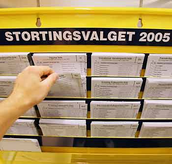 A voter chooses from an array of party lists for the Norwegian parliamentary elections in Oslo September 12, 2005. Norway's left-of-centre opposition was set to oust Prime Minister Kjell Magne Bondevik's centre-right government in an election on Monday after promising to spend more oil revenues on welfare, two exit polls showed. [Reuters]