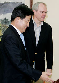.S. Assistant Secretary of State for East Asian and Pacific Affairs and top negotiator for the six-party talks Christopher Hill (R) meets South Korean Unification Minister Chung Dong-young in Seoul September 12, 2005. The top U.S. nuclear negotiator with North Korea arrived in Seoul on Monday before going to Beijing for full six-nation talks.