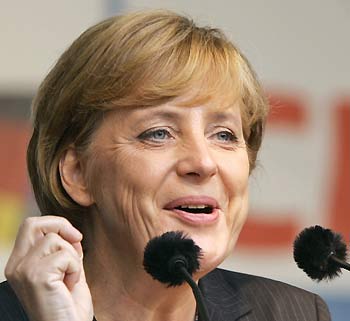 Conservative challenger Angela Merkel, leader of Germany's Christian Democratic Union, delivers a speech during an election campaign rally in the northern German town of Hamburg September 12, 2005. [Reuters]