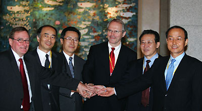 Negotiators for the Six-Party Talks pose for a photo before the meeting at Diaoyutai State Guesthouse in Beijing yesterday. From left to right: Russian Deputy Foreign Minister Alexander Alexeyev, Director-general of the Japanese Foreign Ministry抯 Asian and Oceanian Affairs Bureau Kenichiro Sasae, Chinese Vice-Foreign Minister Wu Dawei, US Assistant Secretary of State for East Asia and Pacific Affairs Christopher Hill, Democratic People抯 Republic of Korea Vice-Foreign Minister Kim Gye-gwan and Republic of Korea Deputy Foreign Minister Song Min-soon. 