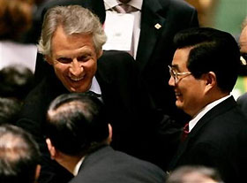 French Prime Minister Dominique de Villepin (L) chats with China's President Hu Jintao (R) at the 2005 World Summit and 60th General Assembly of the United Nations in New York, September 14, 2005.