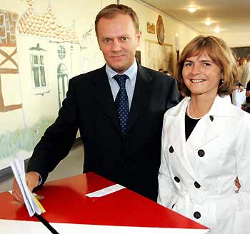 Donald Tusk, the presidential candidate from the Civic Platform Party, and his wife Malgorzata cast their ballots at a polling station during Poland's parliamentary elections in Sopot, Poland September 25, 2005. Poles vote on Sunday in a parliamentary election expected to move the European Union's biggest newcomer to the right and set the pace of economic reform. [Reuters]