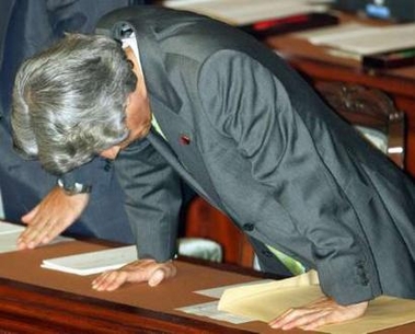 Japanese Prime Minister Junichiro Koizumi makes a deep bow upon delivering a policy speech at parliament in Tokyo September 26, 2005.