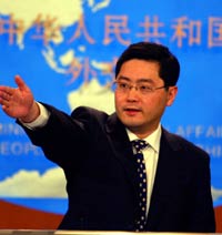 China firmly opposes the selling of weapons to Taiwan by the United States, a Foreign Ministry spokesman said at a regular press conference yesterday. 