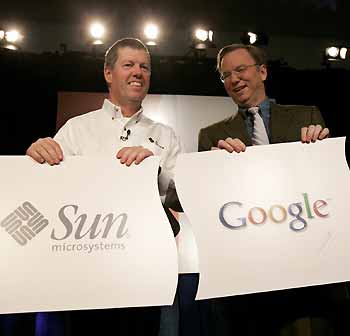 CEO of Sun Microsystems Scott McNealy (L) and Google CEO Eric Schmidt pose for photographers after a news conference in Mountain View, California October 4, 2005. Google Inc. will promote Sun Microsystems Inc's word processing and office software products in an alliance announced on Tuesday that could mark a first stop toward challenging Microsoft Corp's dominance of the computer users' desktops.