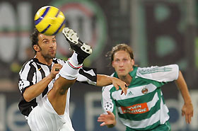 Juventus' Alessandro Del Piero (L) fights for the ball with Rapid Vienna's Gyorgy Korsos during their Champions League group A soccer match at the Delle Alpi stadium in Turin September 27, 2005.