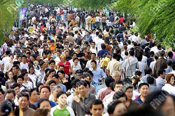 People jostle each other in a crowd in a park on 2005 National Holiday Golden Week.