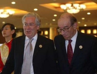 Bank of England Governor Mervyn King (C) chats with U.S. Federal Reserve Board Chairman Alan Greenspan (R) after a luncheon during the G-20 Finance Ministers and Central Bank Governors meeting in Grand Epoch City in Xianghe of the Hebei province, about 100 km (62 miles) east of Beijing October 15, 2005.