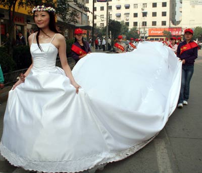 Dress Model Photoshop on Model Displays A 40 Meter Long Wedding Gown For A Photo Shop In