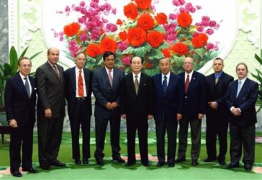 This photo released by North Korea Central News Agency on Friday, Oct. 21, 2005, Kim Yong Nam, center, pose for photos with the Democratic governor from New Mexico, Bill Richardson, 4th from left, in Pyongyang, North Korea on Thursday, Oct. 20, 2005. Others are unidentified. [AP]