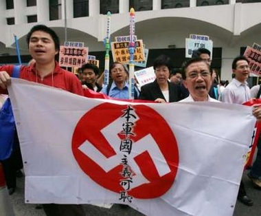 Protestors holding a banner march to the Japanese consulate in Hong Kong October 17,2005 to protest against Japanese Prime Minister Junichiro Koizumi's visit to the Yasukuni Shrine. The banner in Chinese reads, 'Shame on Japanese militarism'. [Reuters]