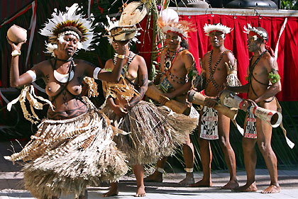 iss Traditional contestant Michelle Pala (L) from the Central Highlands Province performs during a competition in the Papua New Guinea capital city of Port Moresby October 29, 2005.