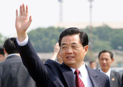 China's President Hu Jintao waves after landing at the Noi Bai International airport in Hanoi October 31, 2005. Hu is in Hanoi on a three-day official visit to Vietnam, the first time since he took office as Chinese Communist Party Chief and China's President.