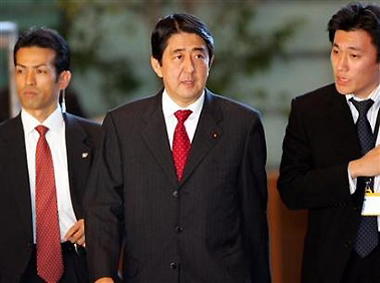 Japan's newly named Chief Cabinet Secretary Shinzo Abe (C) arrives at Prime Minister Junichiro Koizumi's official residence in Tokyo, October 31, 2005. [Reuters]