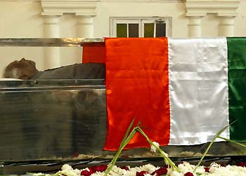 Former Indian president K. R. Narayanan's body lays in a casket wrapped with the national flag in New Delhi November 10, 2005. Narayanan, 85, died on Wednesday of pneumonia and renal failure, the government said in a statement.