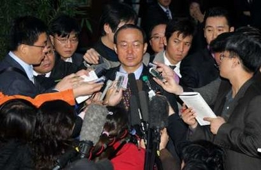 Song Min-soon, South Korea's Deputy Foreign Minister and top negotiator for the six-party talks, speaks to journalists on his way to nuclear talks from his hotel in Beijing November 10, 2005. 