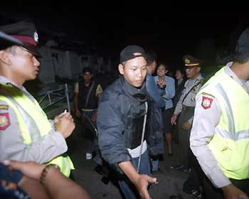 Indonesian police guard near the scene of firefight in the town of Batu Malang in East Java November 9, 2005. One of Southeast Asia's most wanted Islamic militants, Malaysian Azahari bin Husin, was killed during a shoot-out with Indonesian police in East Java province on Wednesday, the national police chief said.