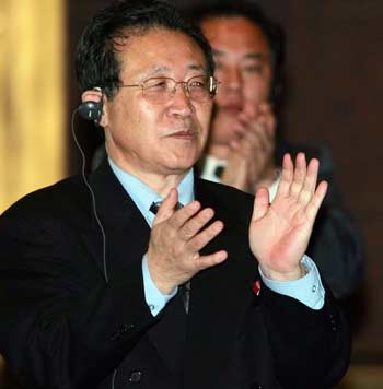 North Korea's envoy Kim Gye-gwan applauds Chinesa's Vice Foreign Minister Wu Dawei's Chairman's statement at six party talks in Beijing November 11, 2005. 